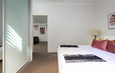 Spacious Two-Bedroom Apartment Near Hospital - Redcliffe Tourism 2