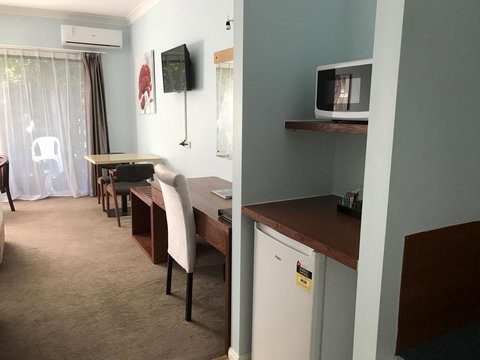 Springwood Motor Inn - Redcliffe Tourism 3