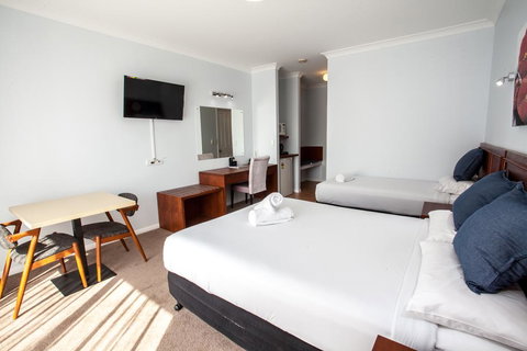 Springwood Motor Inn - Redcliffe Tourism 0