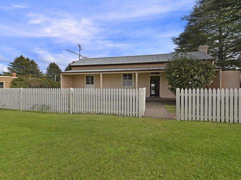 Station Masters Cottage - Classic Quaint & Nostalgia - Redcliffe Tourism 0