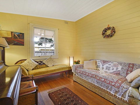 Station Masters Cottage - Classic Quaint & Nostalgia - Redcliffe Tourism 2