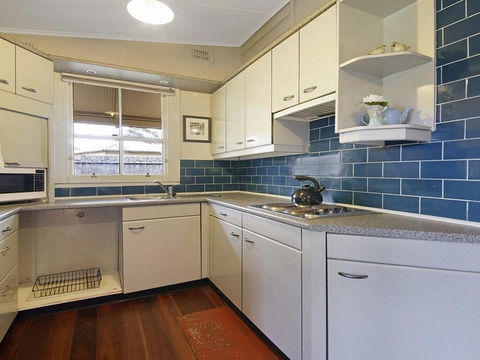 Station Masters Cottage - Classic Quaint & Nostalgia - Redcliffe Tourism 1