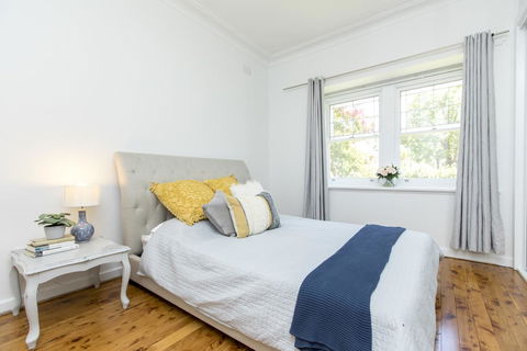 Stay At Meurant Wagga - Redcliffe Tourism 0