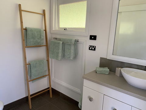 Stephanies Country Cottages - Redcliffe Tourism 3