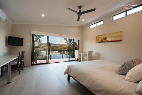 Still Earth - Redcliffe Tourism 0