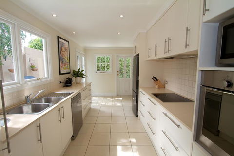 Strahan House - Redcliffe Tourism 2
