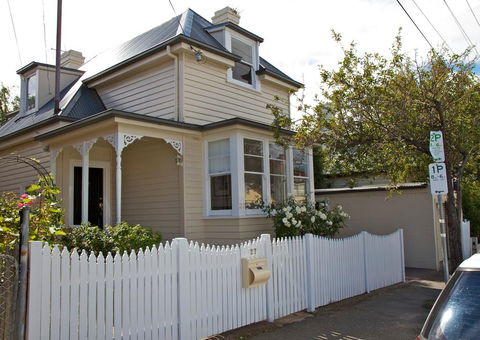 Strahan House - Redcliffe Tourism 1