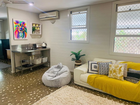 Stranded In Oz Stay In Relaxing Environment, FREE WIFI, NETFLIX, POOL, AIR CON - Redcliffe Tourism 2