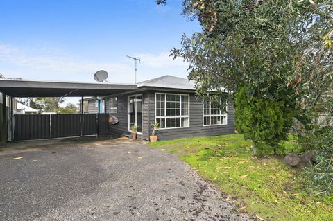 Strathmore Beach House 67 - Redcliffe Tourism 1