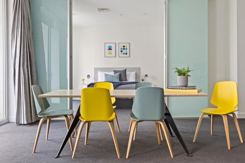 Stunning, Central Huge CBD Pad, Free WiFi, Netflix - Redcliffe Tourism 0