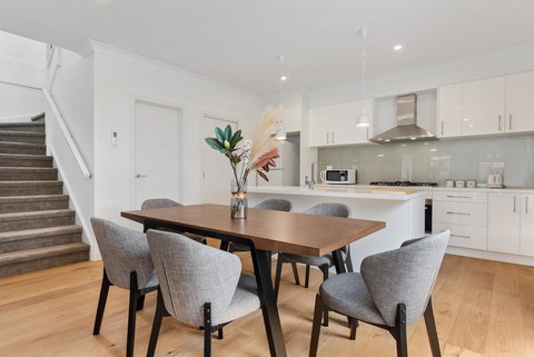 Style, Comfort And Convenience - Redcliffe Tourism 1