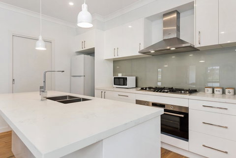 Style, Comfort And Convenience - Redcliffe Tourism 2