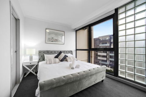 Stylish And Spacious Apt With Double Living Room - Redcliffe Tourism 2