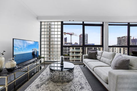 Stylish And Spacious Apt With Double Living Room - Redcliffe Tourism 1