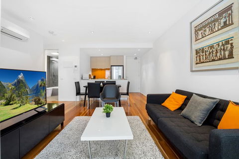 Stylish Apartment With Large Balcony And Parking - Redcliffe Tourism 0