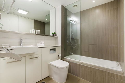 Stylish Apartment With Large Balcony And Parking - Redcliffe Tourism 2