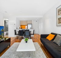 Stylish Apartment With Large Balcony and Parking - Redcliffe Tourism
