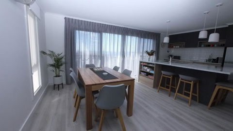 Stylish Holiday Unit - Redcliffe Tourism 1