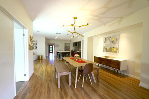 Stylish Luxe House For Big Group Near Shopping Center - Redcliffe Tourism 0