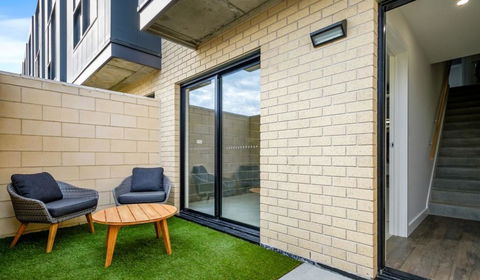 Stylish Townhouse - Redcliffe Tourism 3