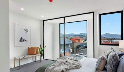 Stylish Townhouse - Redcliffe Tourism 1