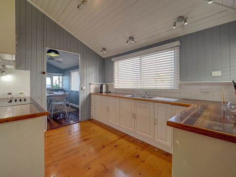 Sublime Beachfront Queenslander On The Esplanade - Redcliffe Tourism 1
