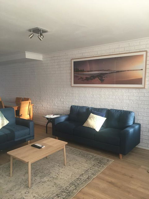 Sunlit Townhouse - Redcliffe Tourism 0