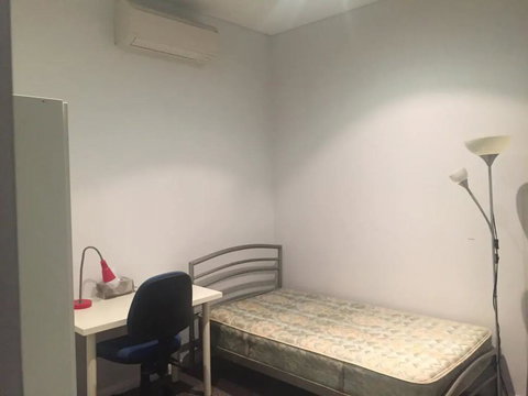 Sunny 3 Bedroom Apartment In Turrella - Redcliffe Tourism 2