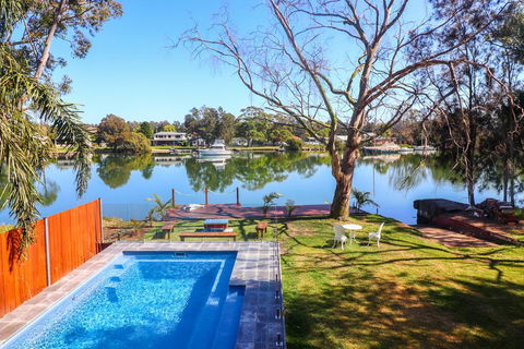 Sunset Lodge - Redcliffe Tourism 0