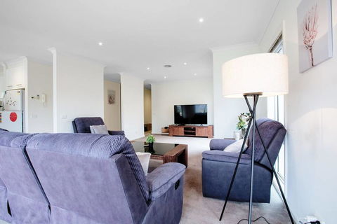 Superb Luxe 5BR House@Point Cook Near Lake - Redcliffe Tourism 3