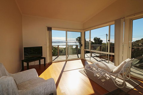 Surfside - Redcliffe Tourism 0