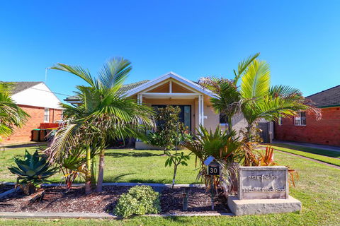 Surfside - Redcliffe Tourism 0