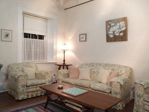 Surgeon's Cottage - Redcliffe Tourism 1