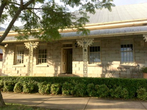 Surgeon's Cottage - Redcliffe Tourism 0