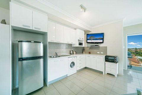 Suttons Beach Apartments - Redcliffe Tourism 3