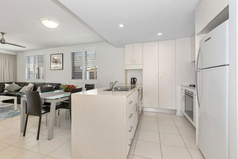 SWIM UP DRIFT APARTMENT 12 South - Redcliffe Tourism 2