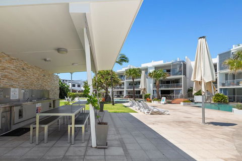 SWIM UP DRIFT APARTMENT 12 South - Redcliffe Tourism 1