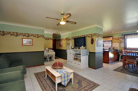 Talga Escape Rothbury With Pool And Views - Redcliffe Tourism 3