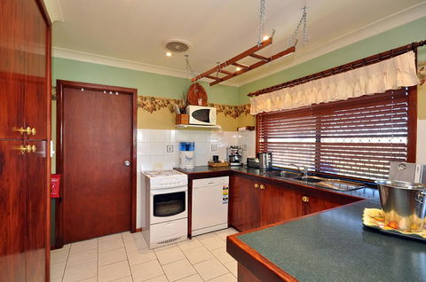 Talga Escape Rothbury With Pool And Views - Redcliffe Tourism 2