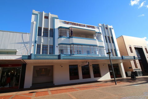 Tattersalls Hotel - Redcliffe Tourism 0