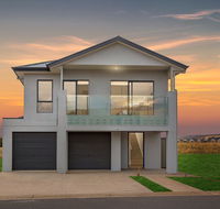 Tee Two on Troon - 21/30 Troon Drive - Redcliffe Tourism