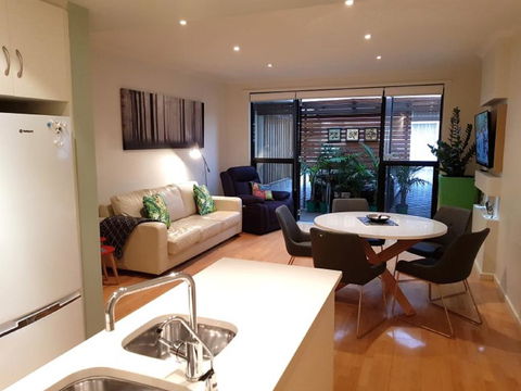 The Artisan - 3BR House In The City - Redcliffe Tourism 0