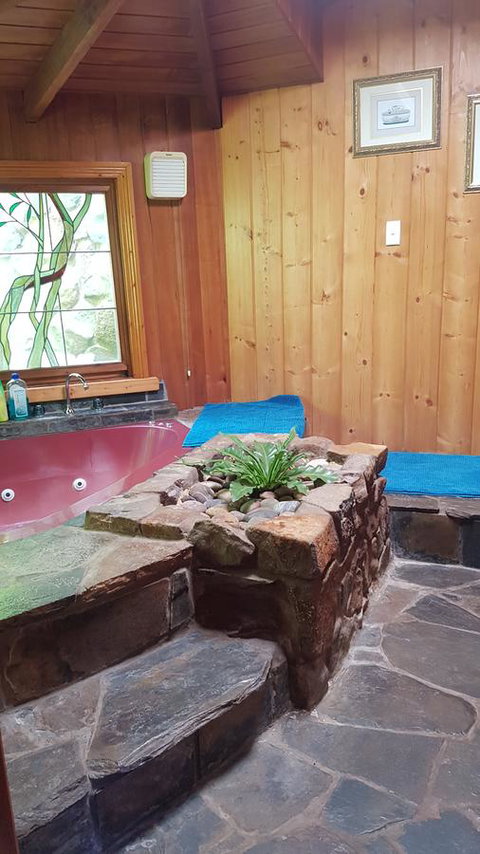 Whispering Hills Retreat - Redcliffe Tourism 9