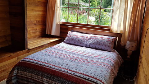 Whispering Hills Retreat - Redcliffe Tourism 3