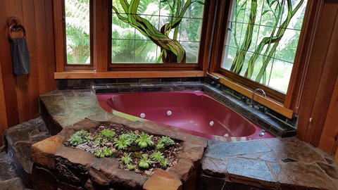 Whispering Hills Retreat - Redcliffe Tourism 4