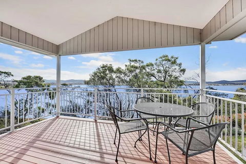 Waterfront Spectacular - Redcliffe Tourism 0
