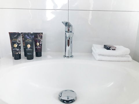 EMBRACING EVANDALE - Hosted By L'Abode Accommodation - Redcliffe Tourism 24