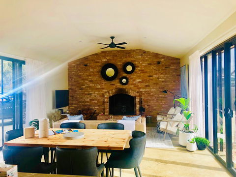 EMBRACING EVANDALE - Hosted By L'Abode Accommodation - Redcliffe Tourism 1