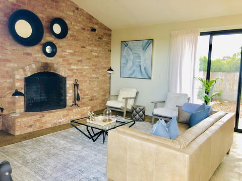 EMBRACING EVANDALE - Hosted By L'Abode Accommodation - Redcliffe Tourism 5