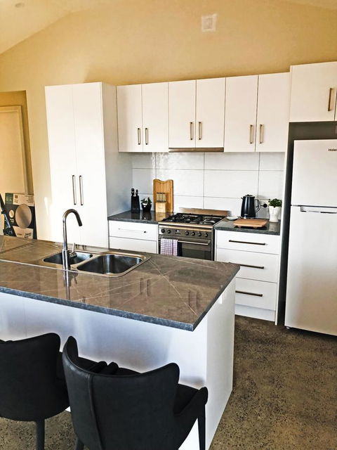 EMBRACING EVANDALE - Hosted By L'Abode Accommodation - Redcliffe Tourism 18